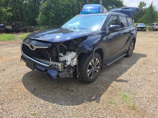 2022 Toyota Highlander XLE - Exterior Front Left Corner Image